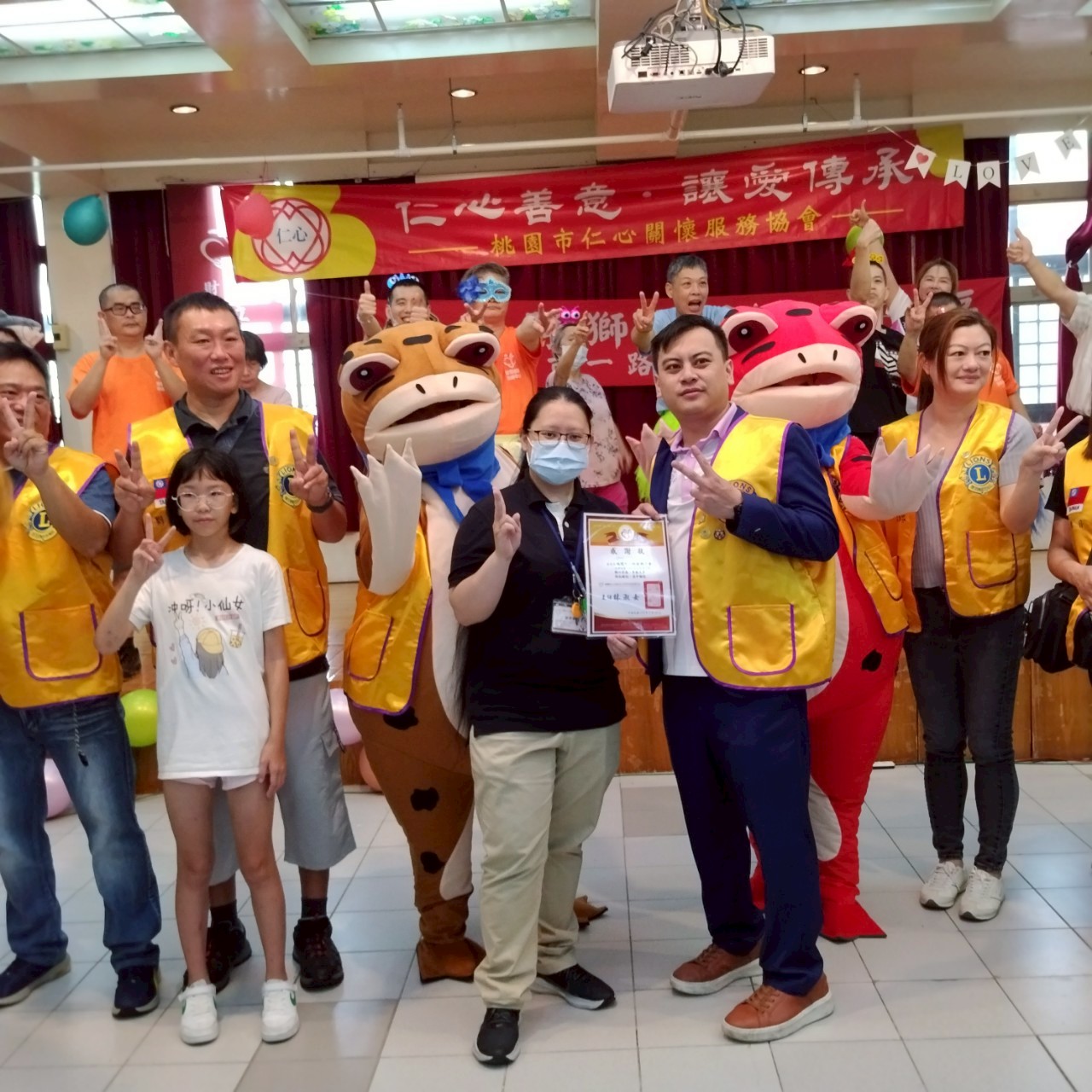 透過謝組長頒發感謝狀給義演愛心團