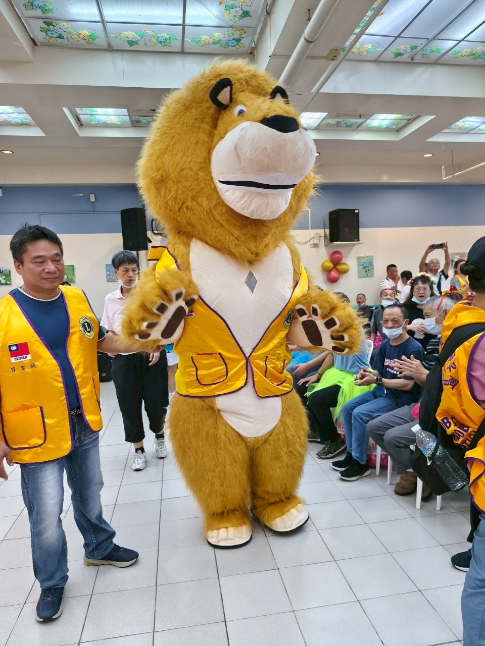 雄赳赳的獅子超大人偶與服務對象們互動