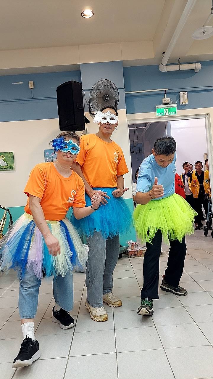我們透過扮裝參加今日活動