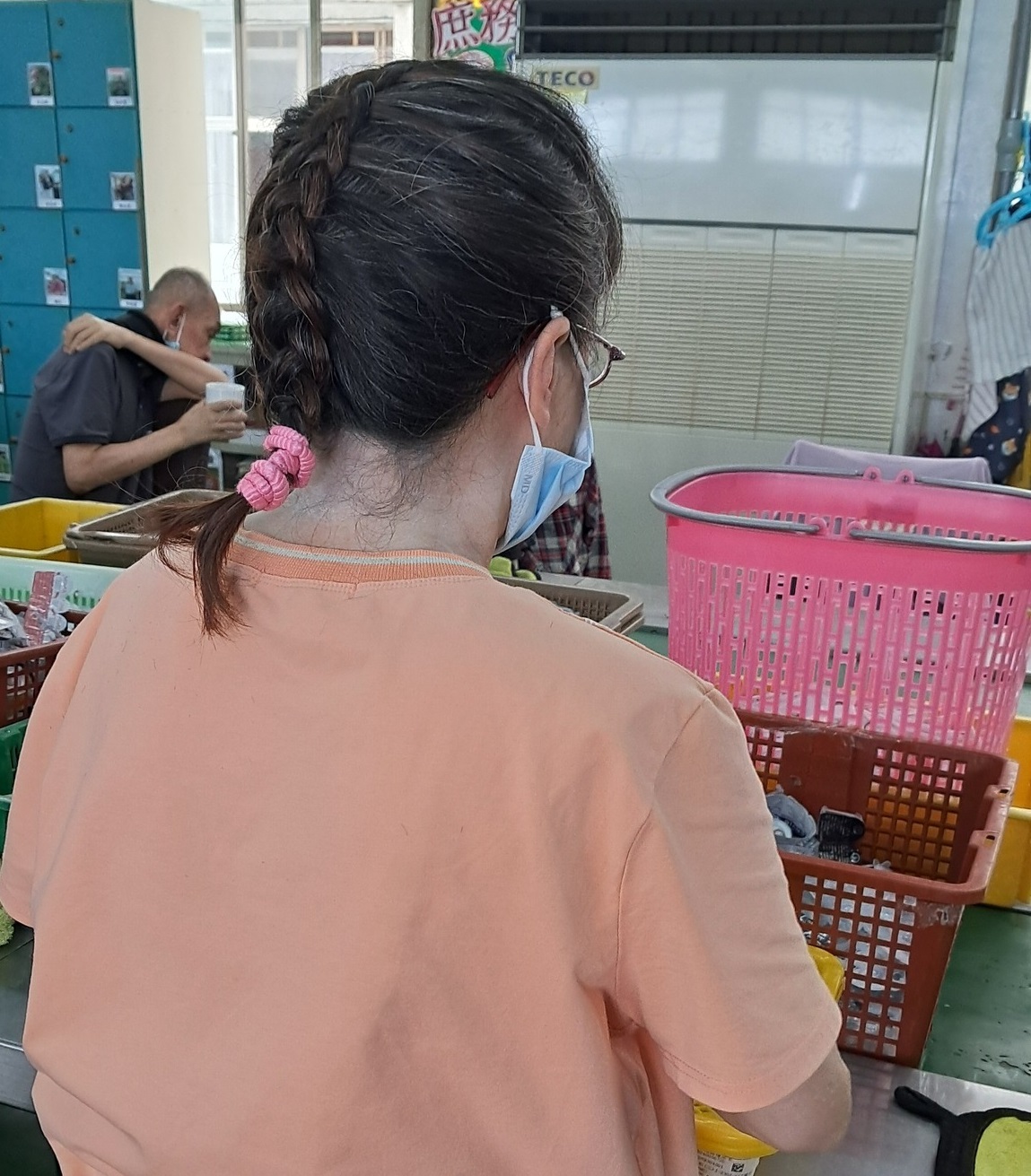 美髮師幫我編美髮