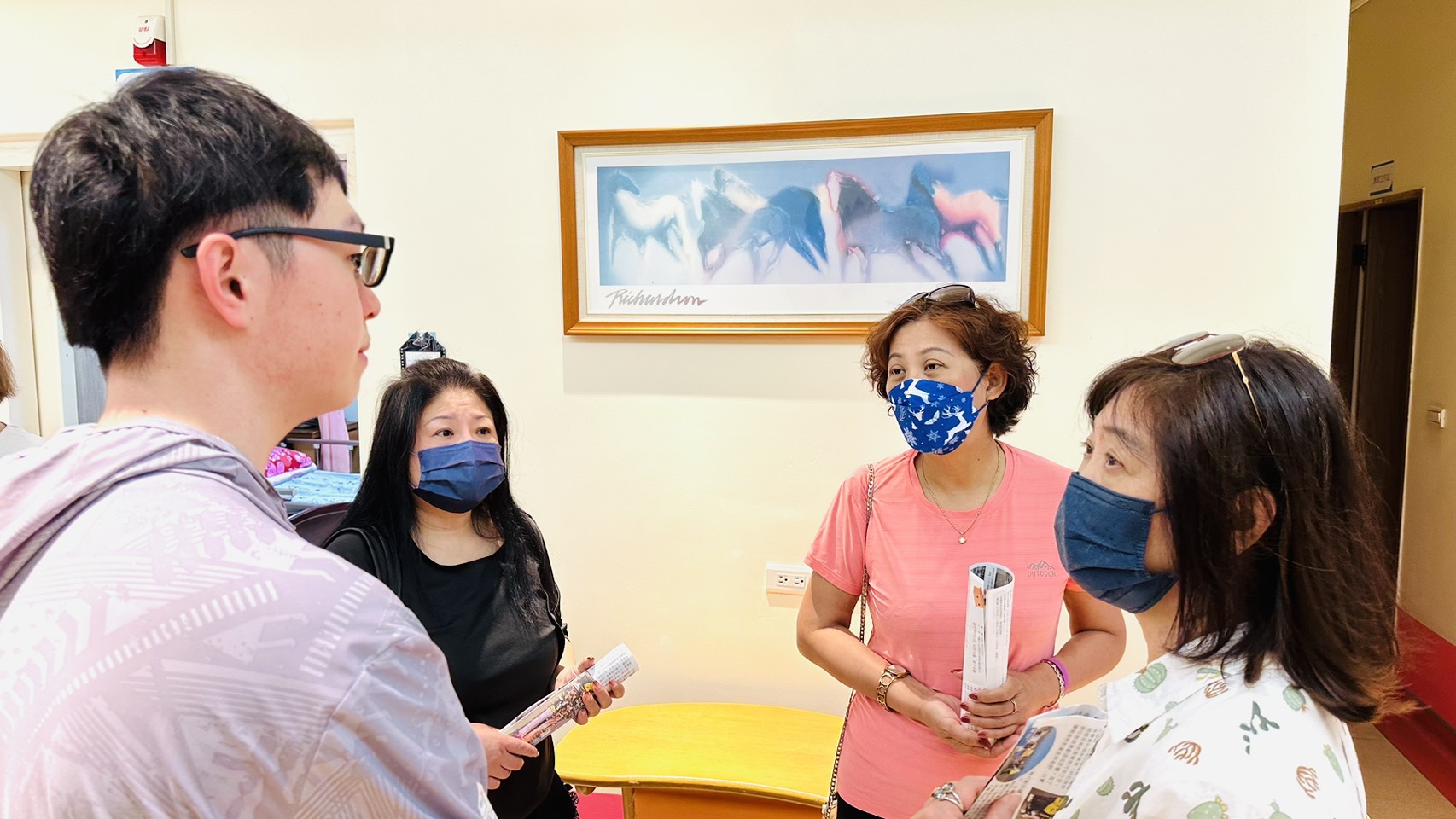 貴賓們透過與邱社工組長更瞭解中心的服務