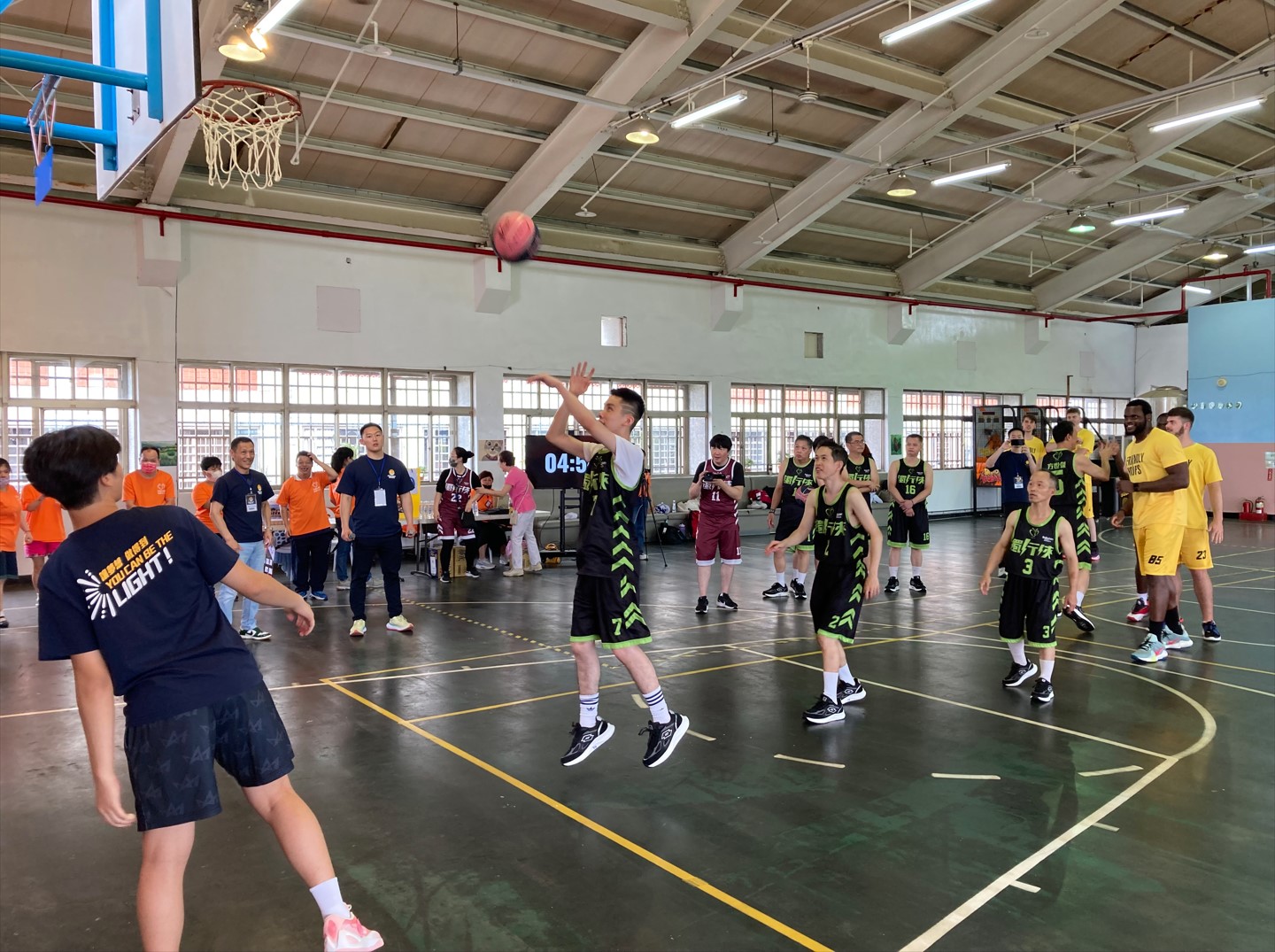 投球的球員為ASD籃球隊成員昇安