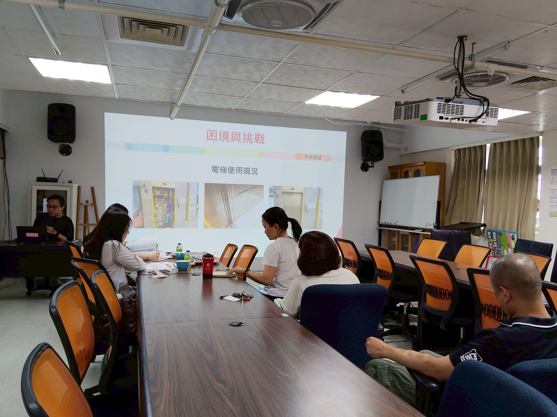 徐國豪組長透過簡報介紹中心