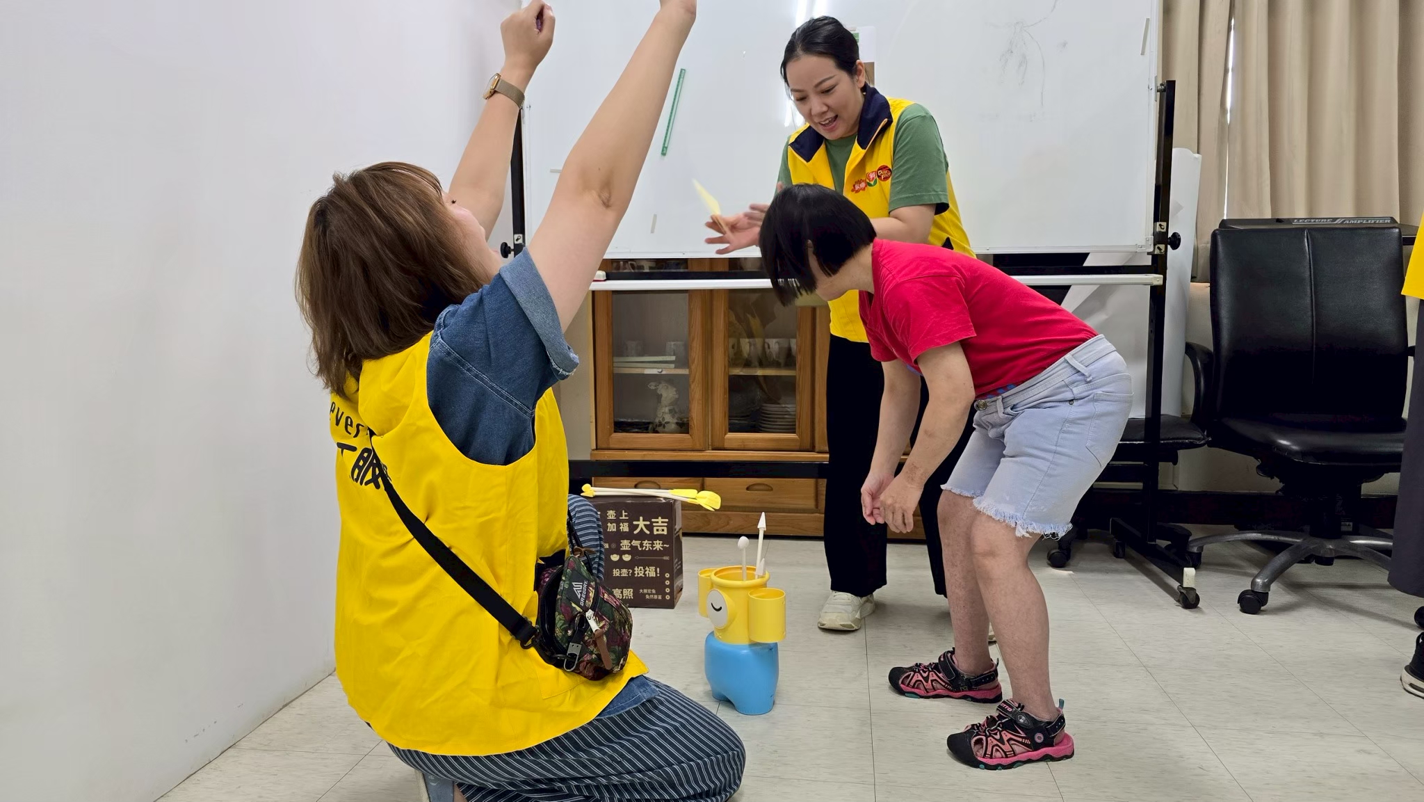 耶!昇恆昌志工姐姐為我投壺投中 歡呼耶!我好開心!