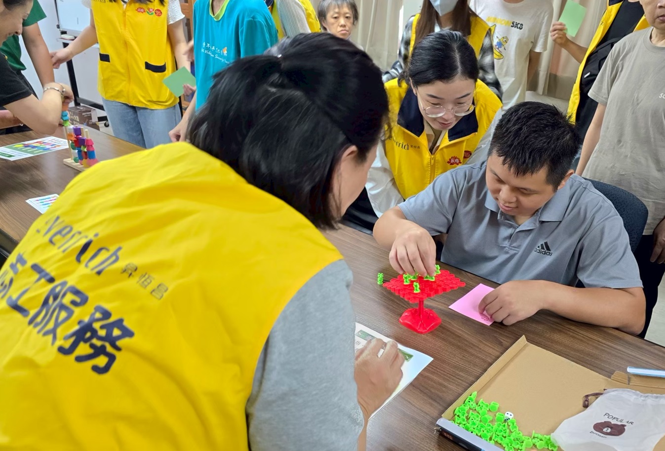 一步步，精選每隻小青蛙放上紅樹，平衡是一種藝術啊!