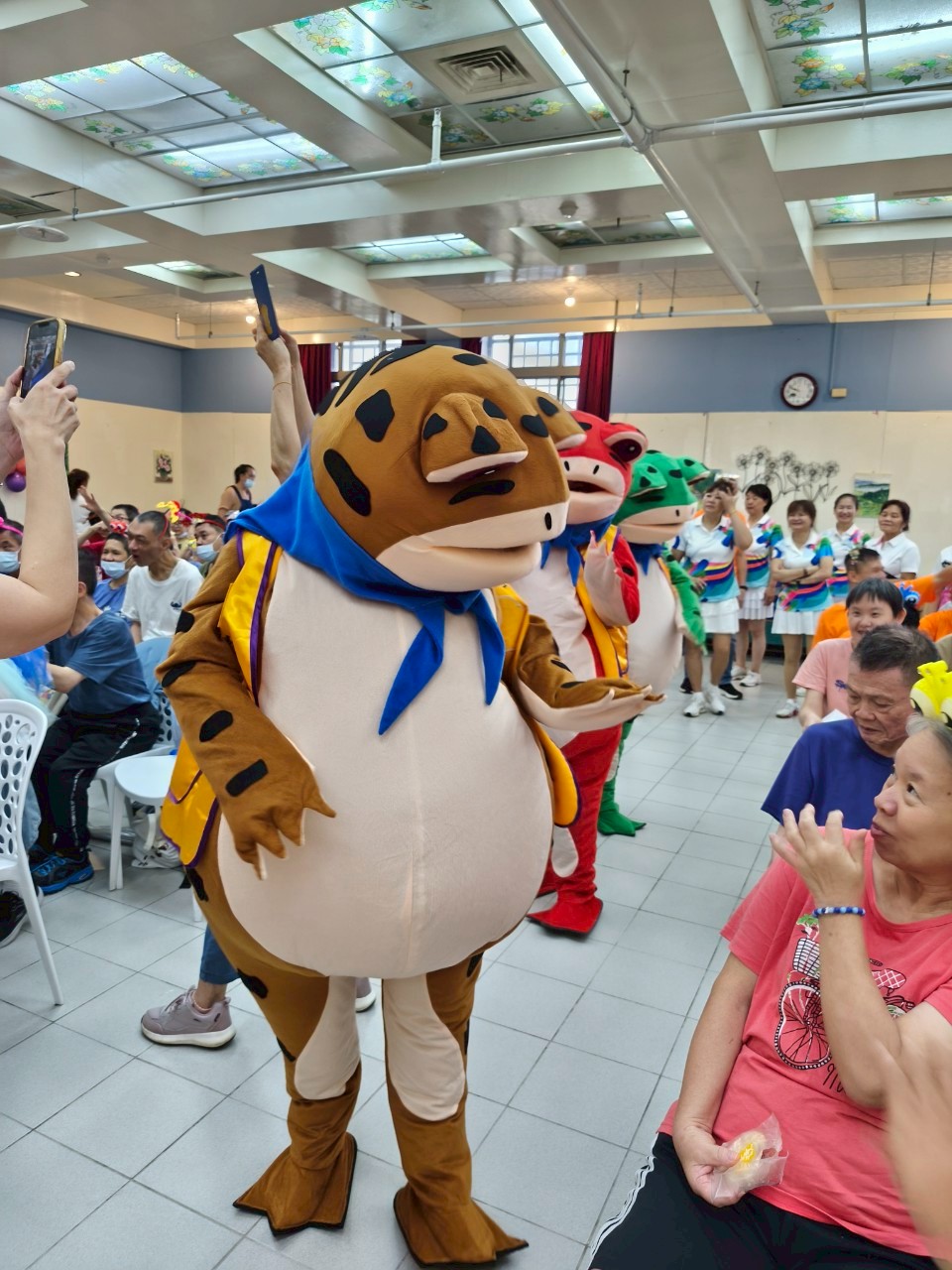 可愛蛙裝讓大家好開心