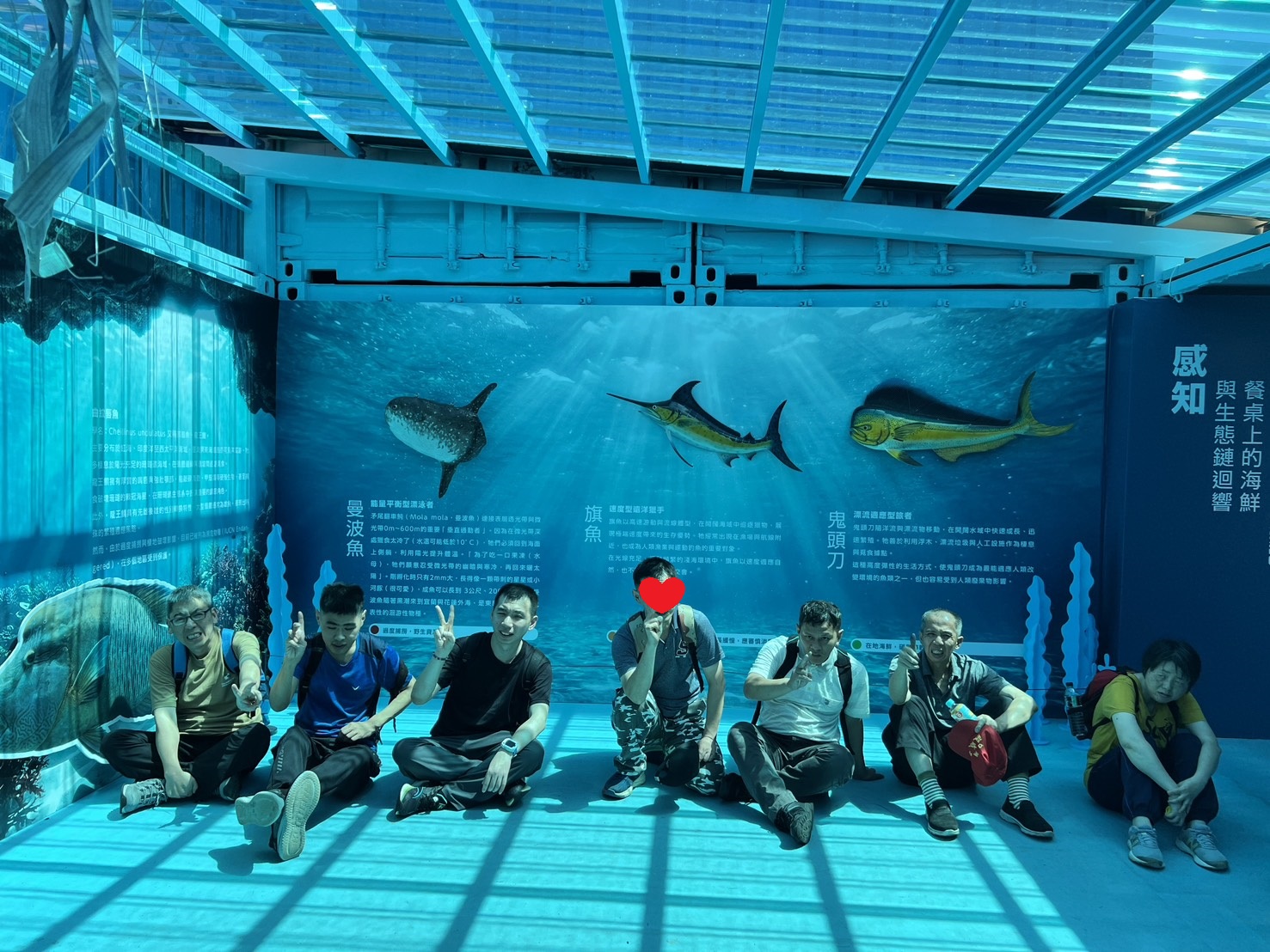 哇!好像在海裡耶!