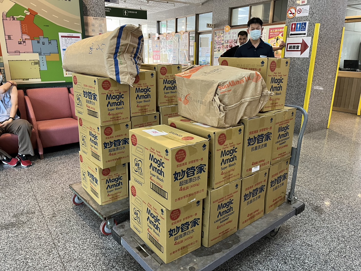 滿滿的洗衣精及漂白水