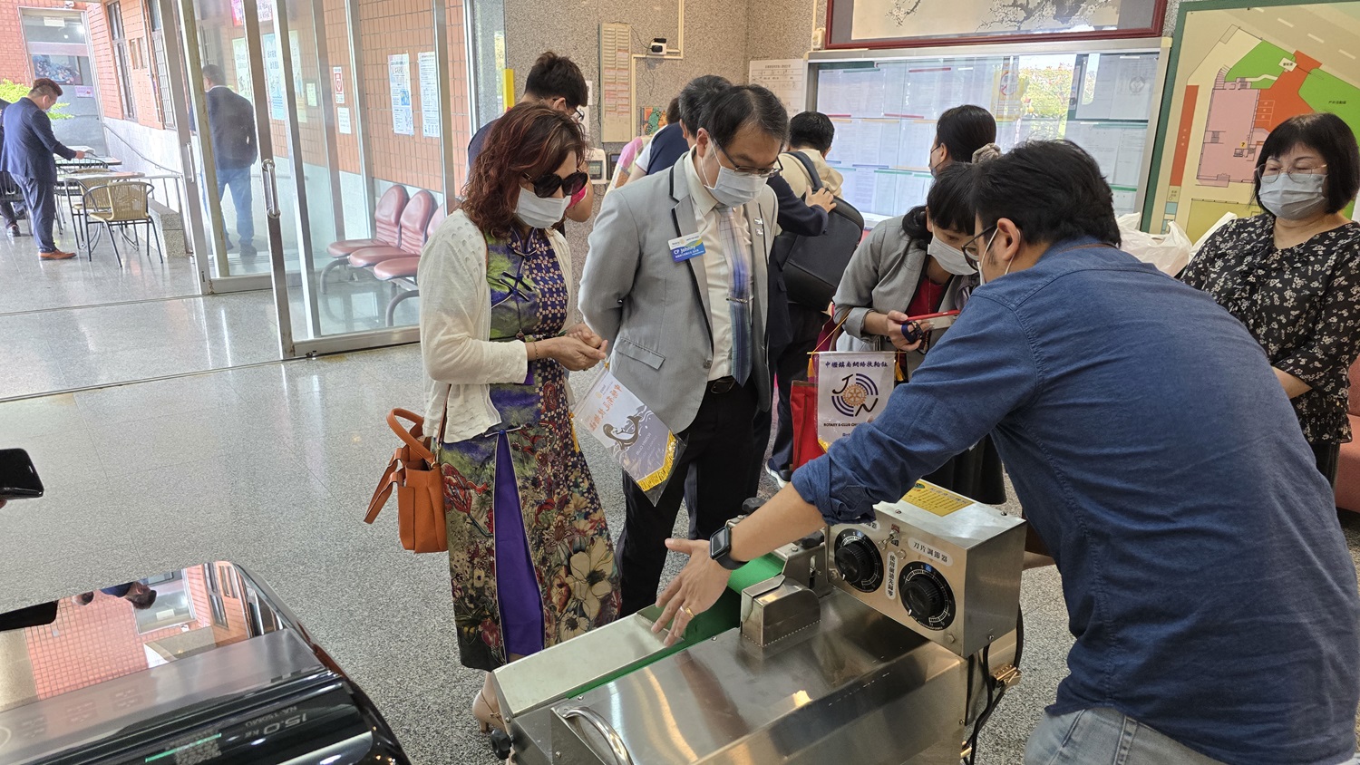 總務徐組長向扶輪社貴賓們解說廚房設備使用方式