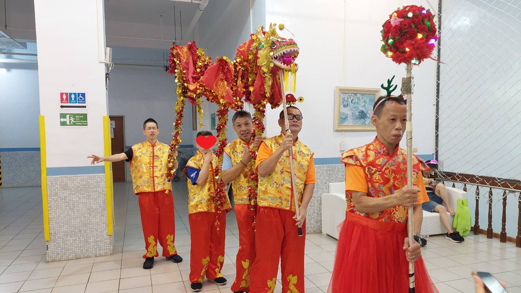 服務對象們也穿起舞龍舞獅服裝