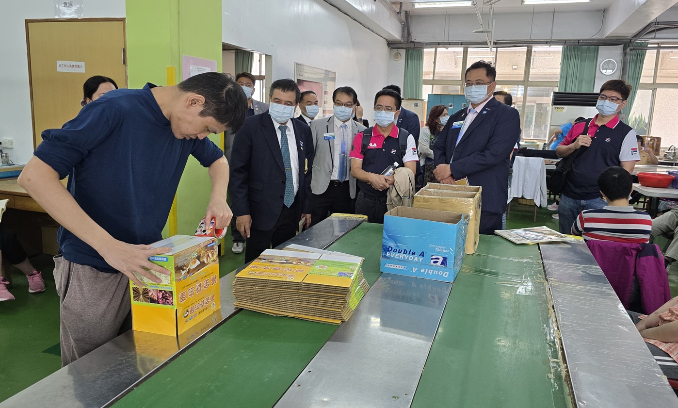 扶輪社貴賓們參訪了解服務對象日間作業活動-摺雞蛋盒