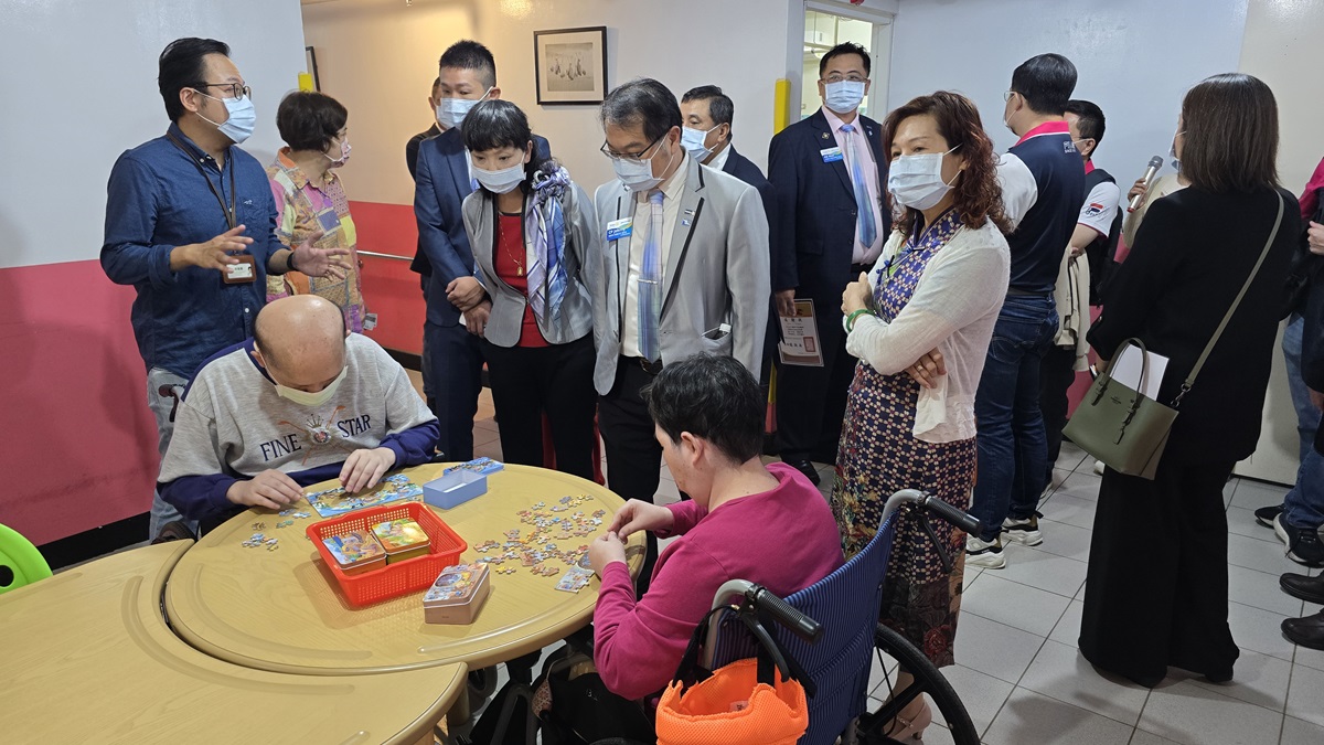 扶輪社貴賓們參訪了解需要高密度支持的服務對象日間生活