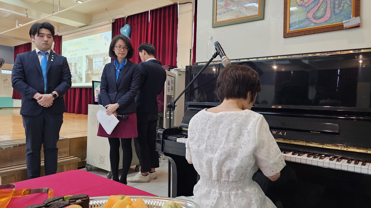 服務對象李小姐透過彈琴表達對扶輪社捐贈的感謝之意