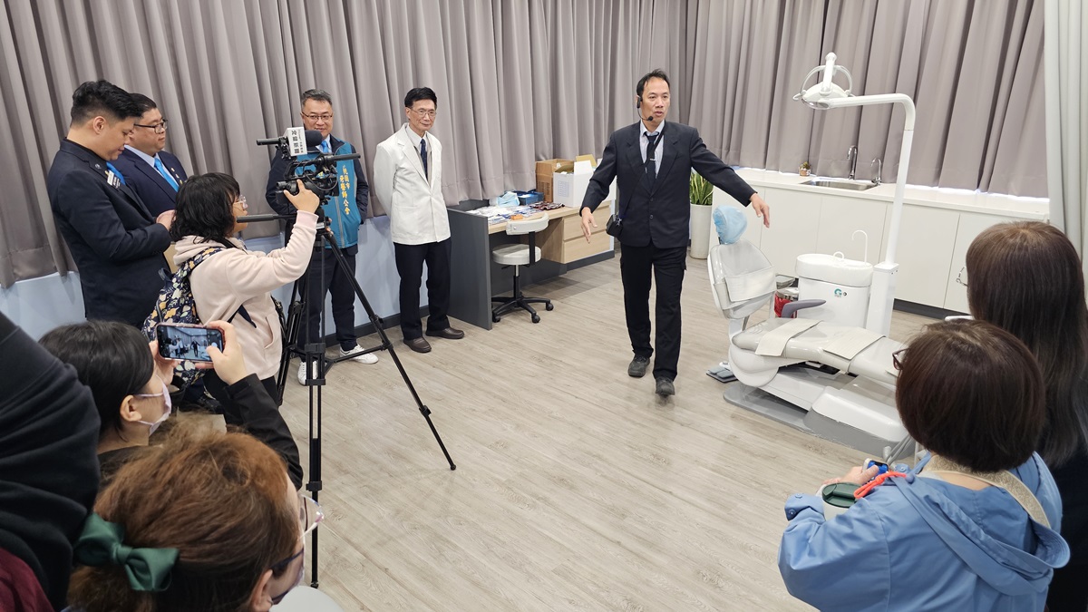 服務對象賴先生為扶輪社貴賓導覽更新後的牙科保健室