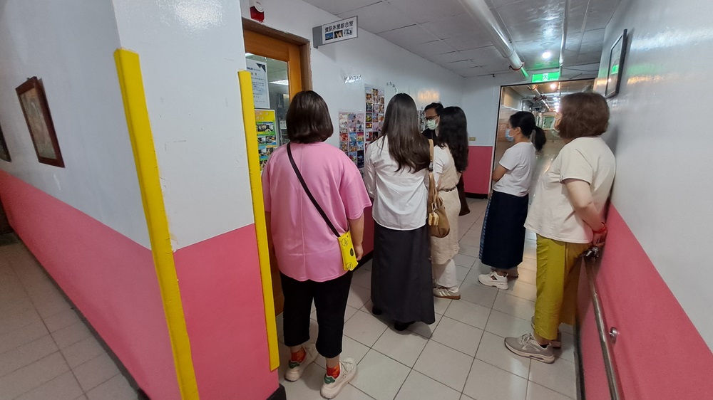 黃玉琴組長介紹資訊休閒室