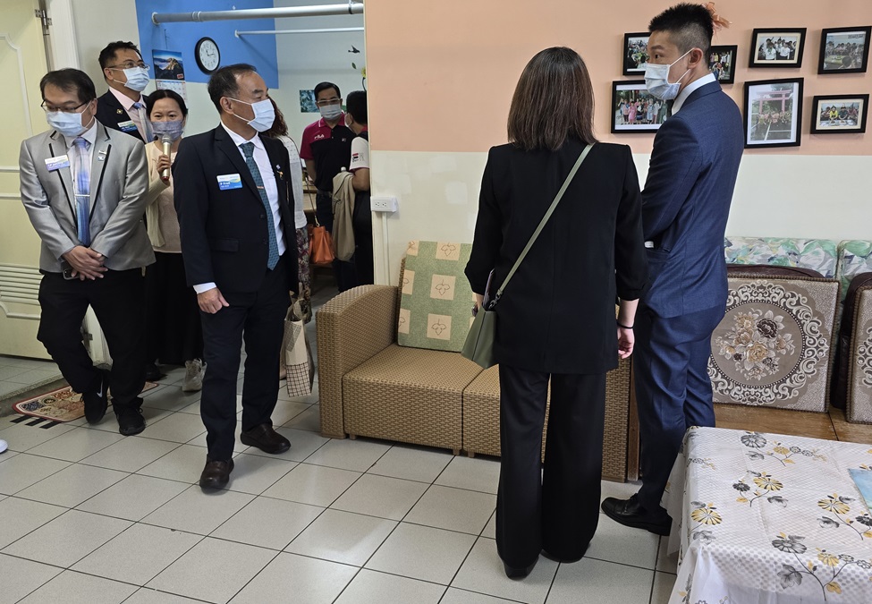 扶輪社貴賓們參訪了解服務對象的住宿空間