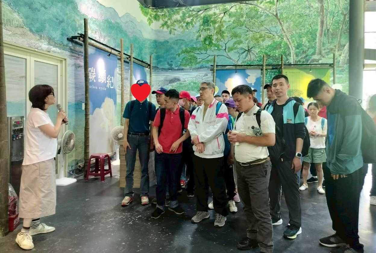 認真聽導覽員介紹二氧化碳帶給地球的影響