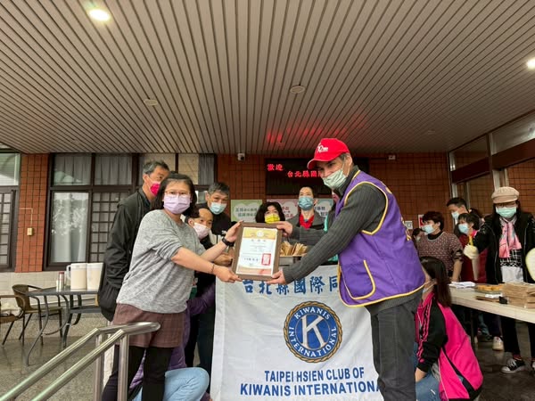 暖心暖胃的車輪餅，感謝台北縣國際同濟會100%愛的行動。(標題圖檔)